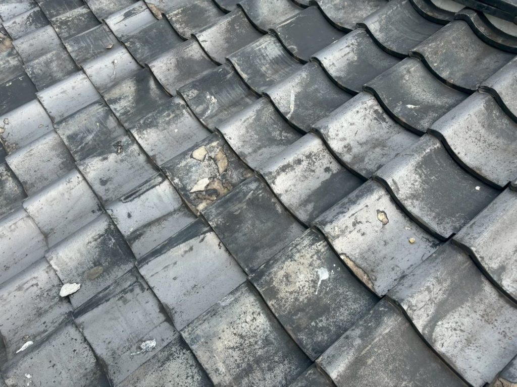 補修跡がある瓦面